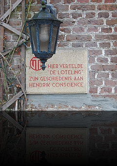 Boshuisje opschrift van VTB in de muur 